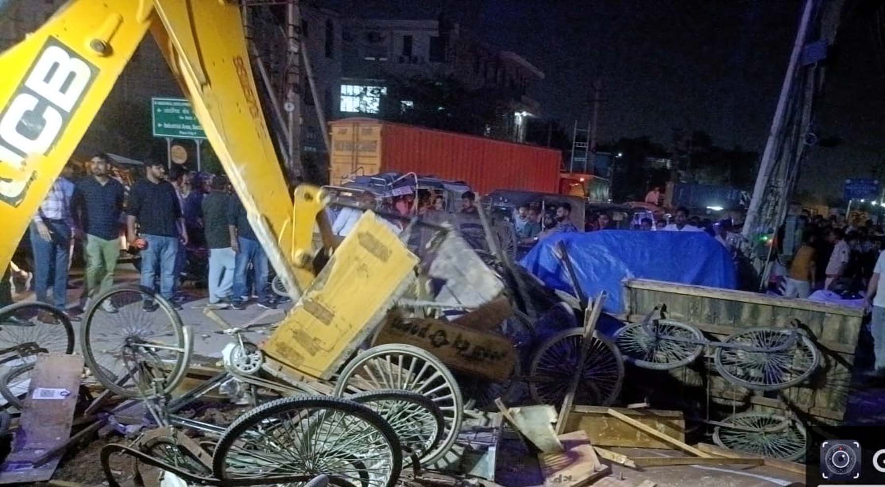 गुरुग्राम में खांडसा रोड पर रेहडिय़ों को तोड़ती जेसीबी। गुरुग्राम में खांडसा रोड पर रेहडिय़ों को तोड़ती जेसीबी।