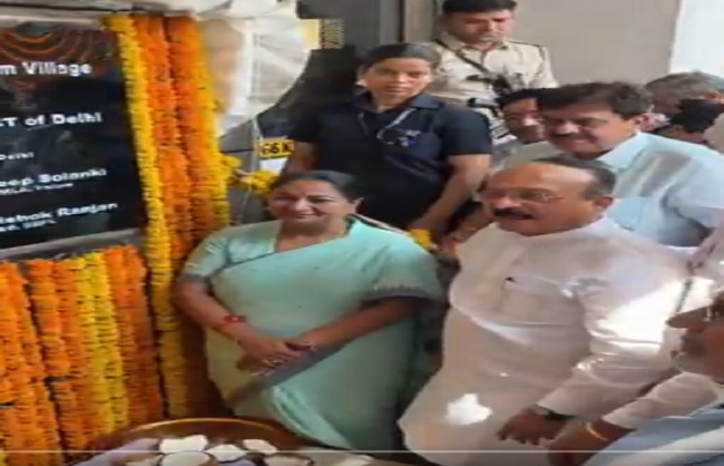दिल्ली की मुख्यमंत्री रेखा गु्प्ता और बिजली मंत्री आशीष सूद उद्घाटन के दौरान