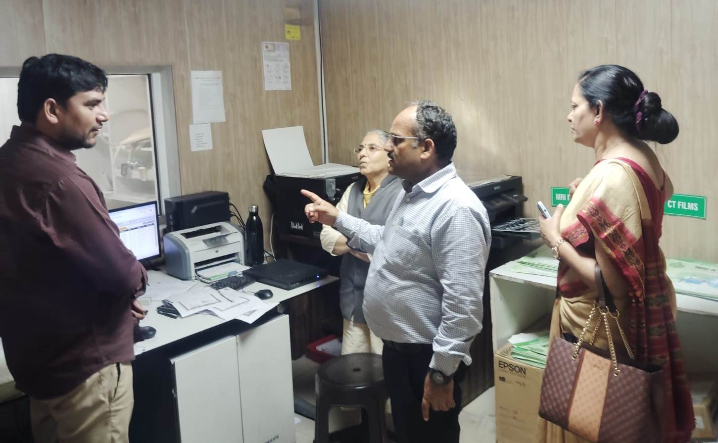 हरियाणा स्वास्थ्य विभाग की निदेशक, डॉ. रत्ना भारती बीके अस्पताल का निरीक्षण करते हुए हरियाणा स्वास्थ्य विभाग की निदेशक, डॉ. रत्ना भारती बीके अस्पताल का निरीक्षण करते हुए