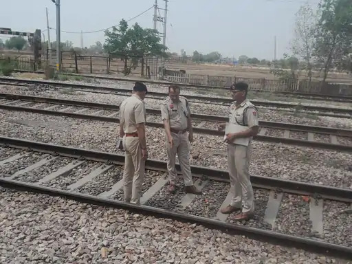 रेलवे ट्रैक के सुपरवाइजर रवि कुमार अपनी टीम के साथ मौके पर पहुंचकर जांच करते हुए। रेलवे ट्रैक के सुपरवाइजर रवि कुमार अपनी टीम के साथ मौके पर पहुंचकर जांच करते हुए।