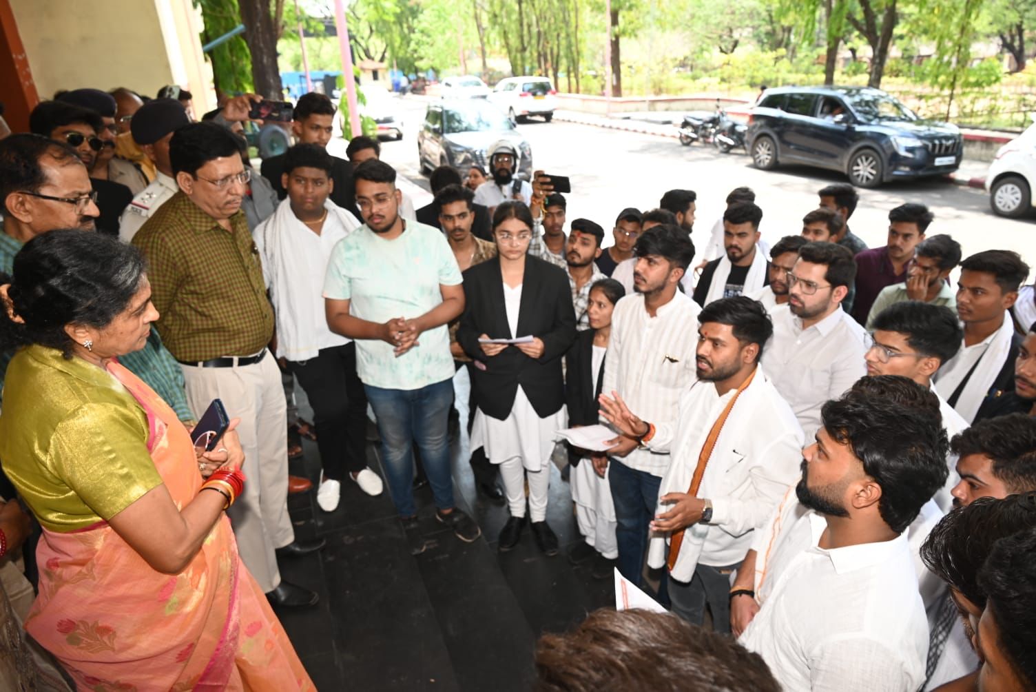 हॉस्टल में छात्राओं के बाथरूम में आपत्तिजनक वीडियो वाले मामले में दिल्ली जाएगी पुलिस हॉस्टल में छात्राओं के बाथरूम में आपत्तिजनक वीडियो वाले मामले में दिल्ली जाएगी पुलिस