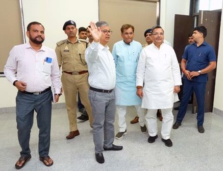 अम्बेडकर स्मारक का निरीक्षण करते पर्यटन मंत्री जयवीर सिंह अम्बेडकर स्मारक का निरीक्षण करते पर्यटन मंत्री जयवीर सिंह