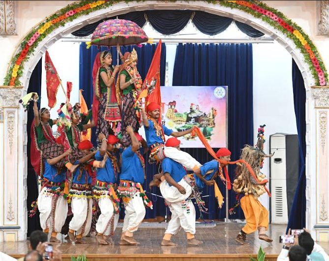 राजभवन में नृत्य प्रस्तुत करते कलाकार राजभवन में नृत्य प्रस्तुत करते कलाकार