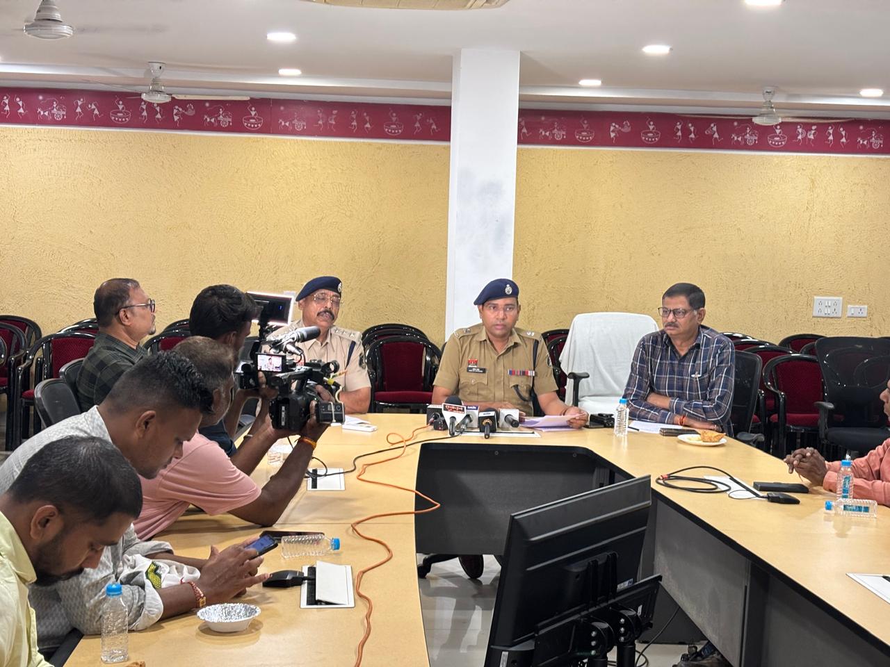 राजधानी से लगे थाना तिल्दा नेवरा क्षेत्र के ग्राम बेमता में हुए हत्याकांड का खुलासा करती पुलिस राजधानी से लगे थाना तिल्दा नेवरा क्षेत्र के ग्राम बेमता में हुए हत्याकांड का खुलासा करती पुलिस