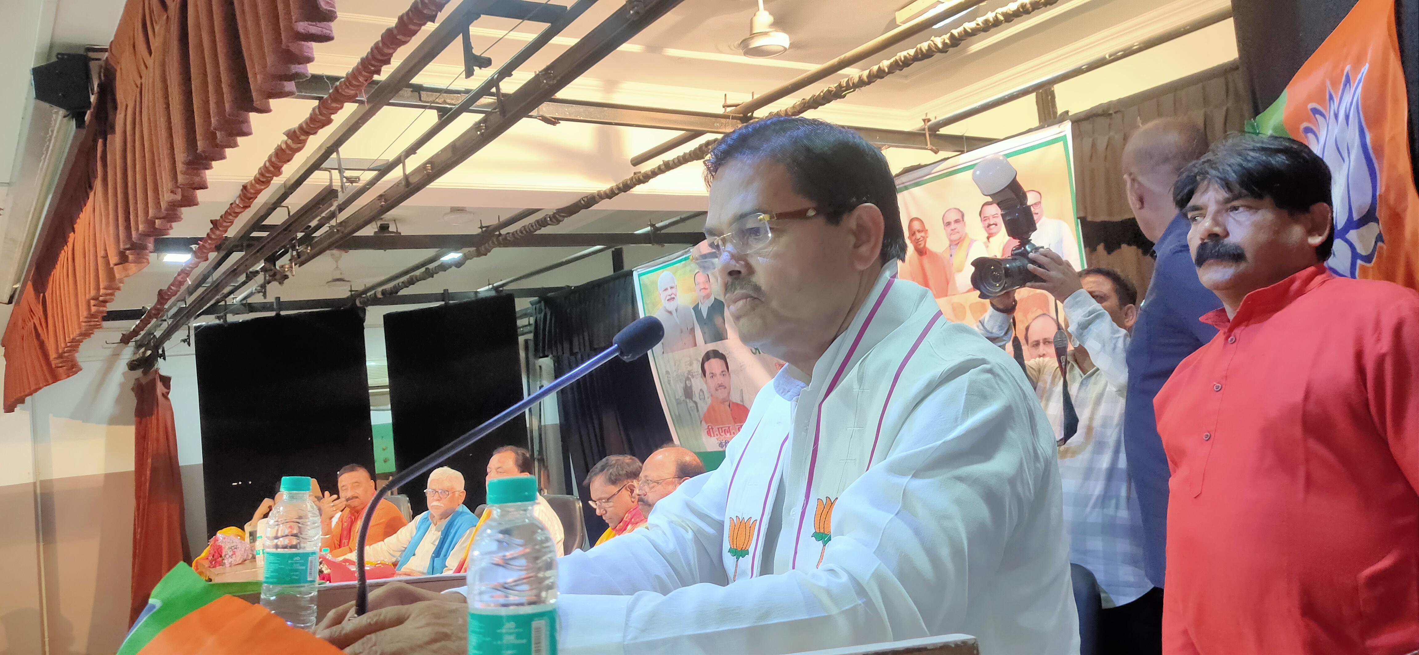 भाजपा महानगर मुरादाबाद द्वारा वक्फ संशोधन अधिनियम बिल पर आयोजित संगोष्ठी को संबोधित करते केंद्रीय राज्यमंत्री बीएल वर्मा। भाजपा महानगर मुरादाबाद द्वारा वक्फ संशोधन अधिनियम बिल पर आयोजित संगोष्ठी को संबोधित करते केंद्रीय राज्यमंत्री बीएल वर्मा।