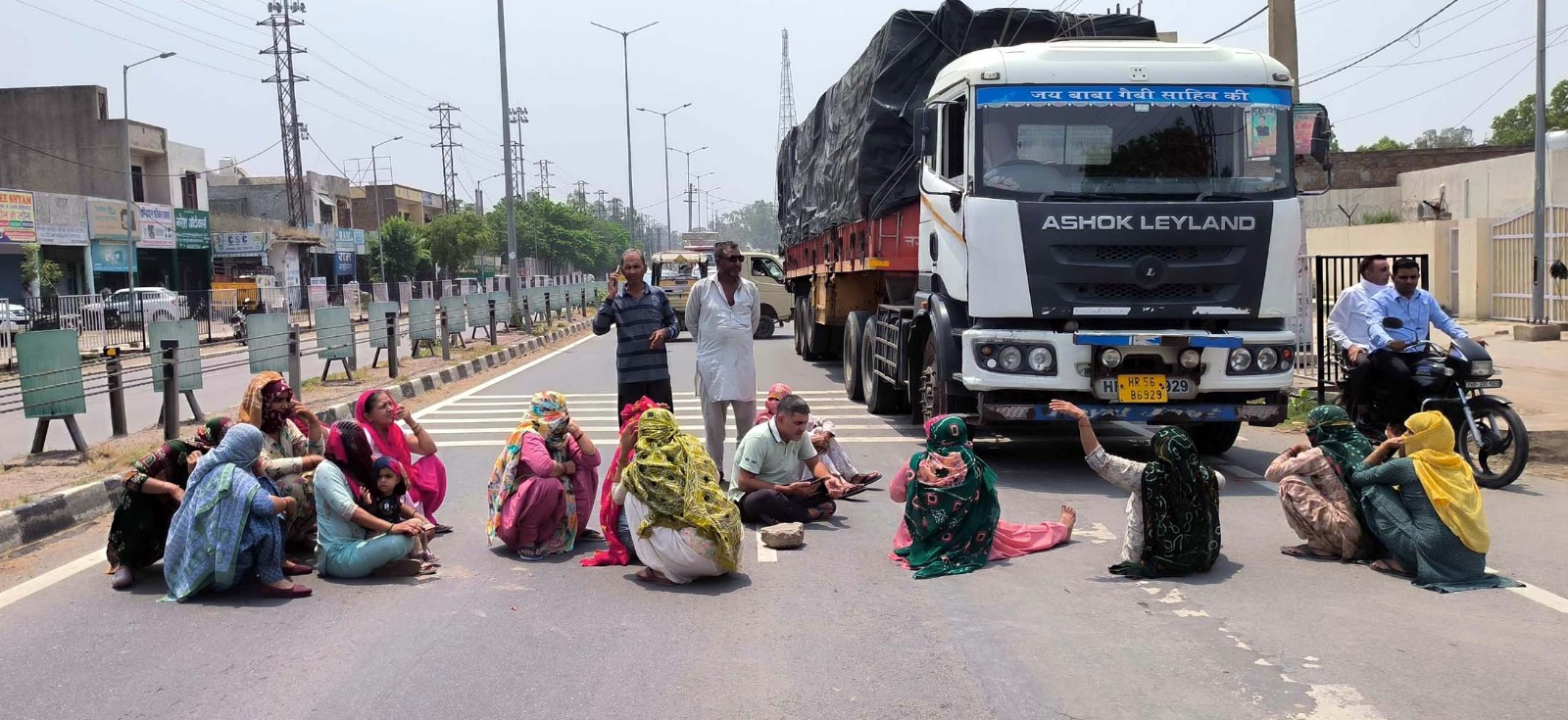 पेयजल समस्या को लेकर नरवाना-पटियाला मार्ग जाम करते बडसी पत्ती के लोग। पेयजल समस्या को लेकर नरवाना-पटियाला मार्ग जाम करते बडसी पत्ती के लोग।