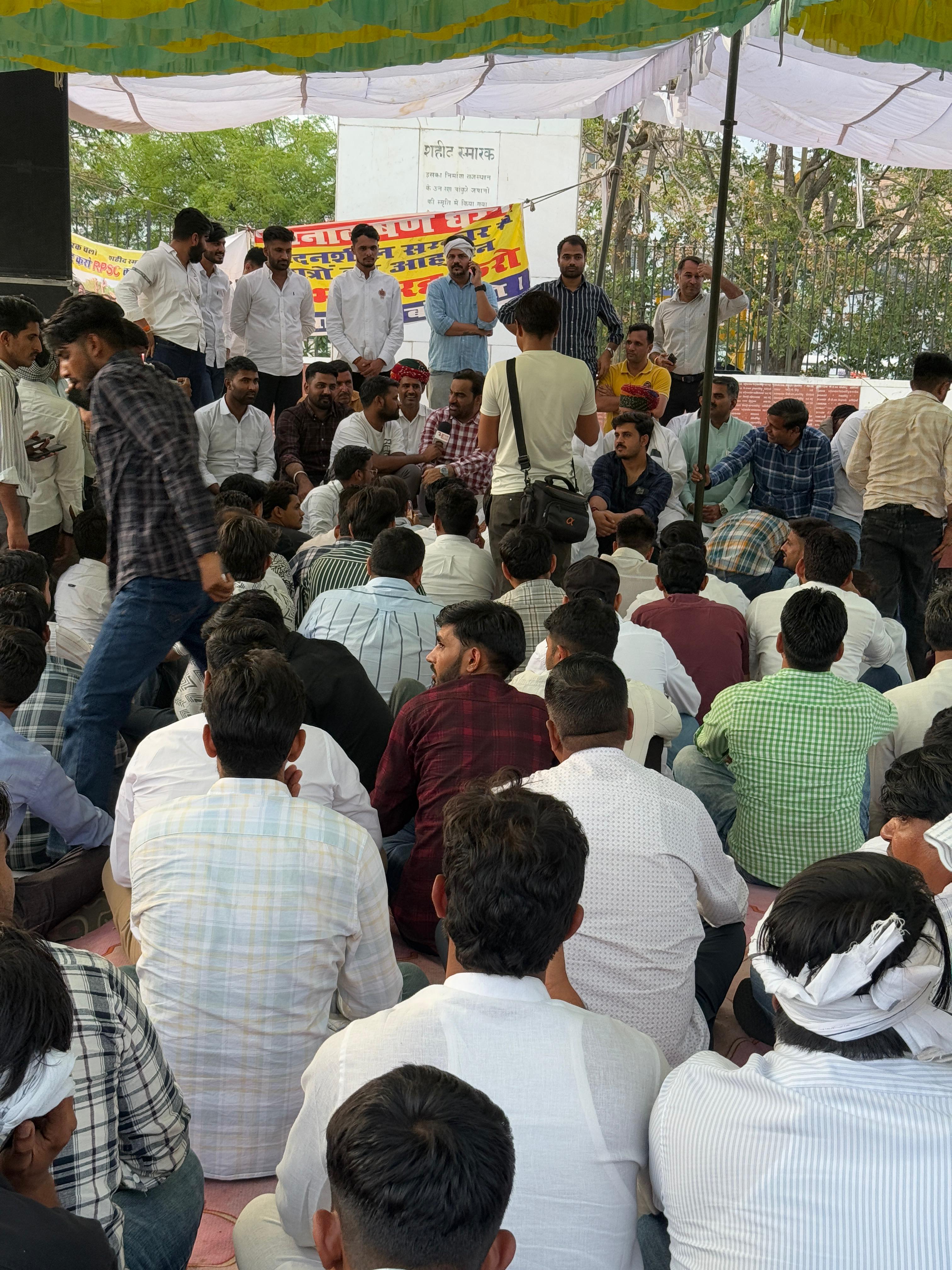 सांसद हनुमान बेनीवाल की पार्टी कार्यकर्ताओं के साथ की बैठक, जल्द करेंगे बड़ी रैली का ऐलान सांसद हनुमान बेनीवाल की पार्टी कार्यकर्ताओं के साथ की बैठक, जल्द करेंगे बड़ी रैली का ऐलान