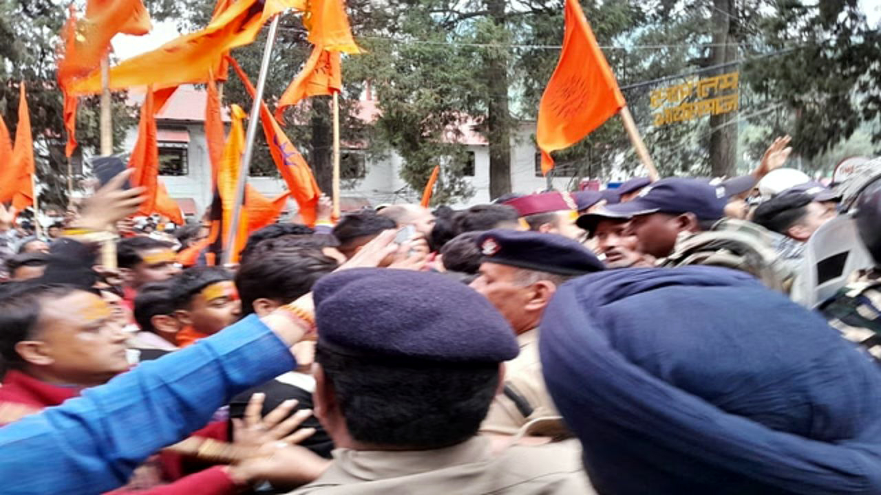 पुलिस के साथ हुई तनातनी की स्थिति।