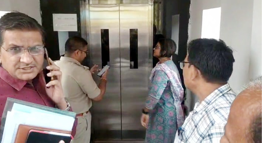 देश में 54 साल बाद फिर गूंजेंगे सायरन : सिविल डिफेंस मॉक ड्रिल की बीकानेर में तैयारियां पूरी देश में 54 साल बाद फिर गूंजेंगे सायरन : सिविल डिफेंस मॉक ड्रिल की बीकानेर में तैयारियां पूरी