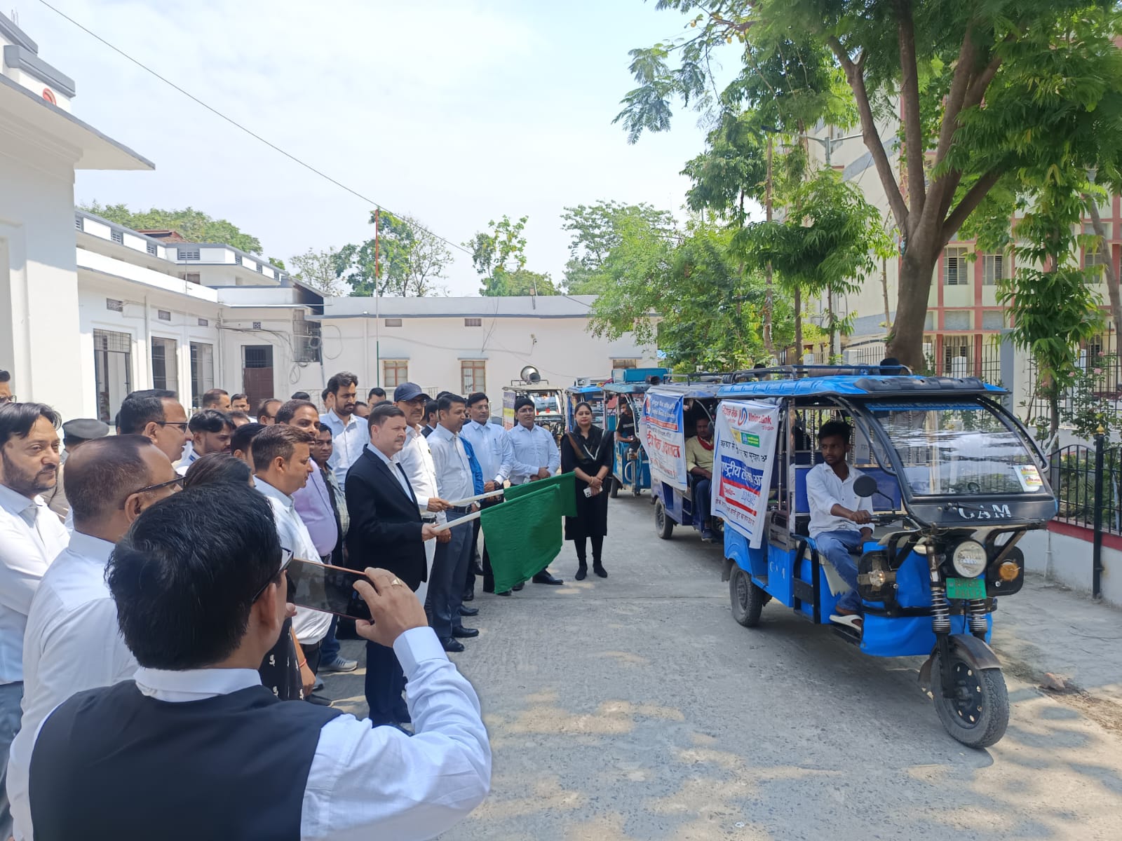 प्रचार रथ को रवाना करते जिला जज प्रचार रथ को रवाना करते जिला जज