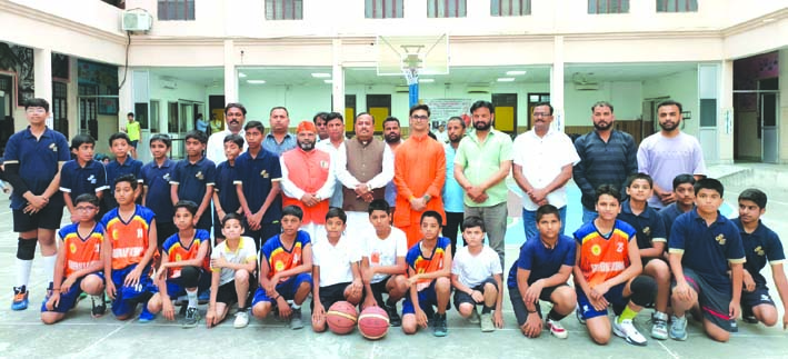 प्रतियोगिता के दौरान खिलाडि़यों का परिचय लेते एसडीएम प्रतियोगिता के दौरान खिलाडि़यों का परिचय लेते एसडीएम