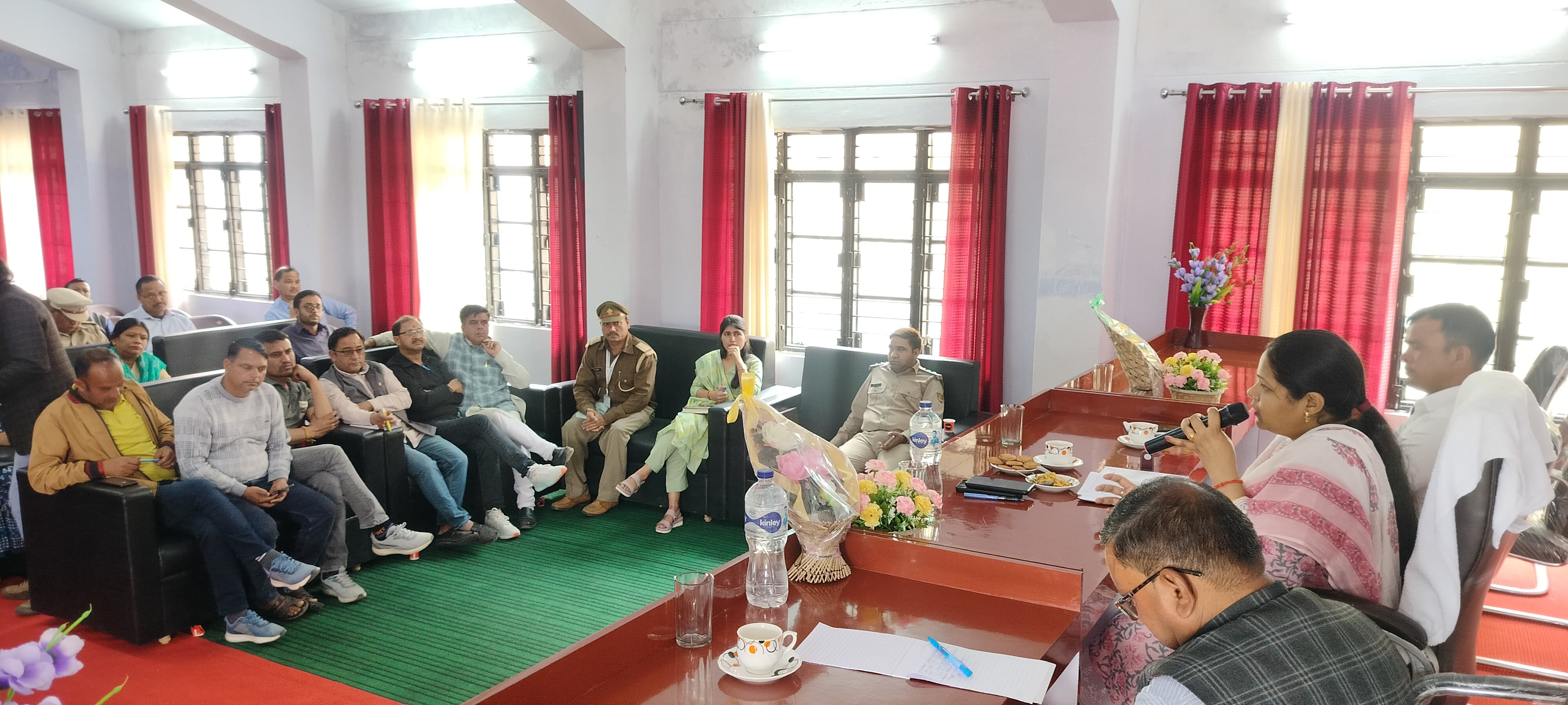चौबट्टाखाल में आयोजित तहसील दिवस में समस्या सुनती एसडीएम चौबट्टाखाल में आयोजित तहसील दिवस में समस्या सुनती एसडीएम