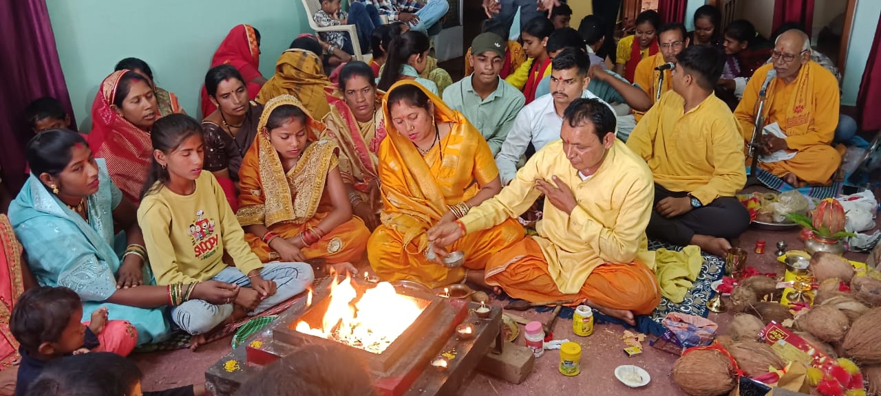 यज्ञ में आहूति देते हुए गायत्री परिवार से जुड़े हुए सदस्य। यज्ञ में आहूति देते हुए गायत्री परिवार से जुड़े हुए सदस्य।
