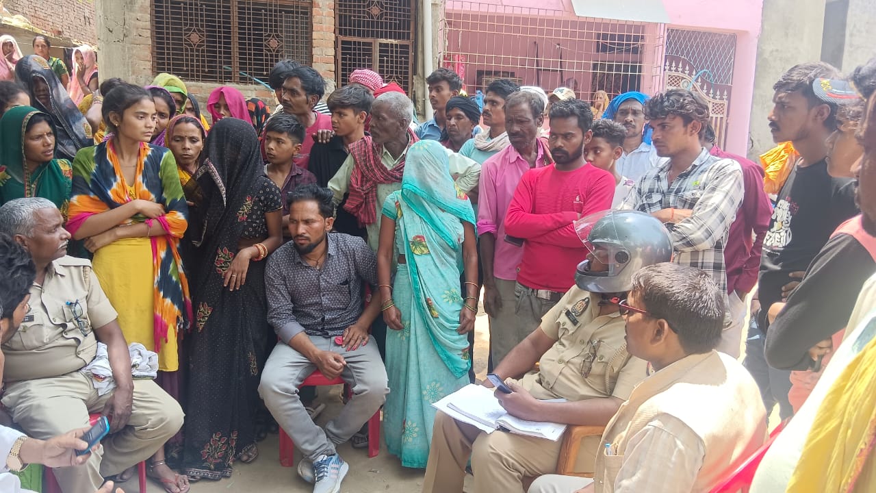 मौके पर छानबीन करती ड्रमंगगंज पुलिस। मौके पर छानबीन करती ड्रमंगगंज पुलिस।