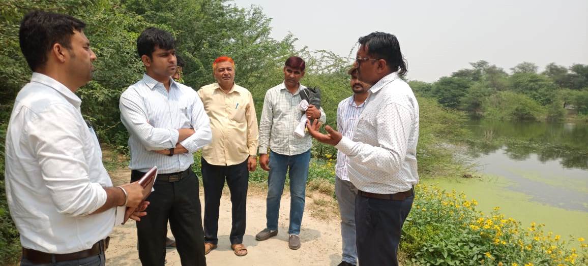 सेमनाला का निरीक्षण करते डबवाली के एसडीएम। सेमनाला का निरीक्षण करते डबवाली के एसडीएम।