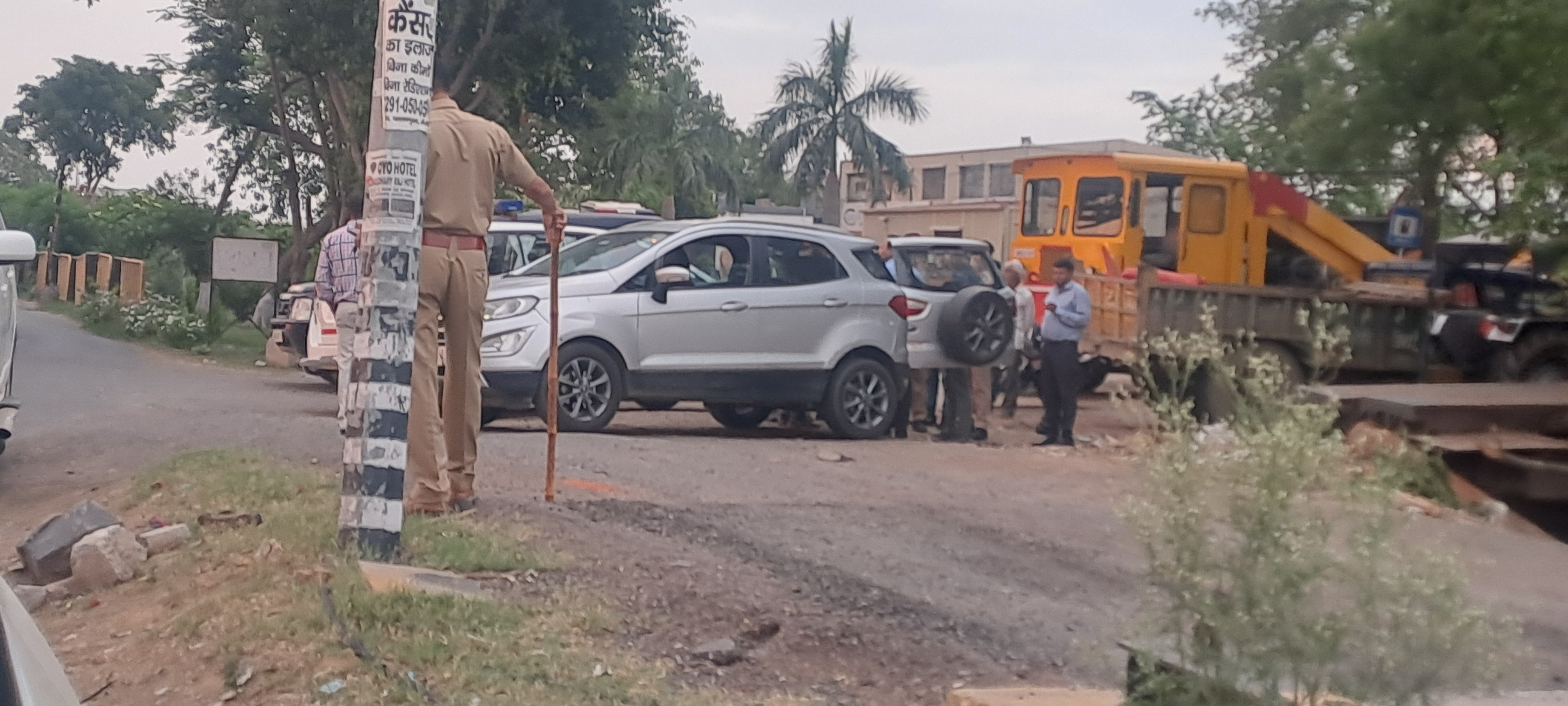 पुलिस, आयकर टीम ने कार में पकड़ा कैश पुलिस, आयकर टीम ने कार में पकड़ा कैश