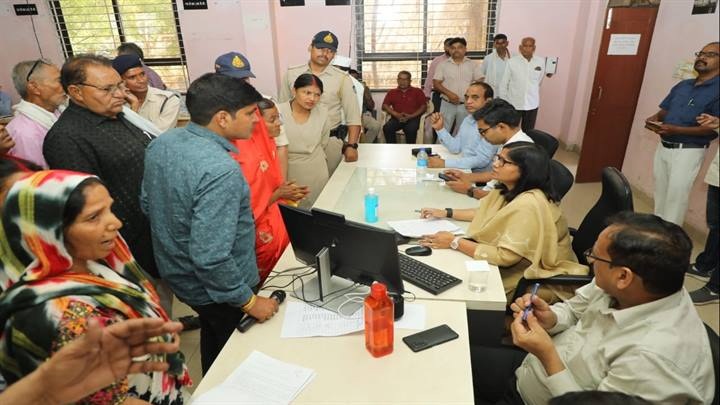 ग्वालियरः कलेक्ट्रेट की जन-सुनवाई ग्वालियरः कलेक्ट्रेट की जन-सुनवाई