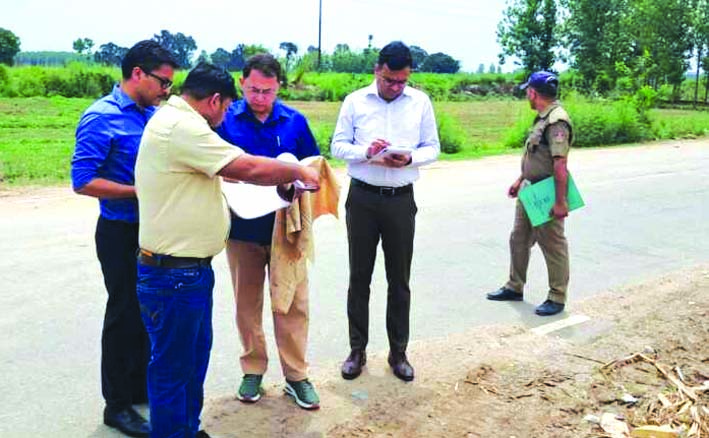 मौका मुआयना करते जांच अधिकारी रणवीर सिंह व अन्य मौका मुआयना करते जांच अधिकारी रणवीर सिंह व अन्य