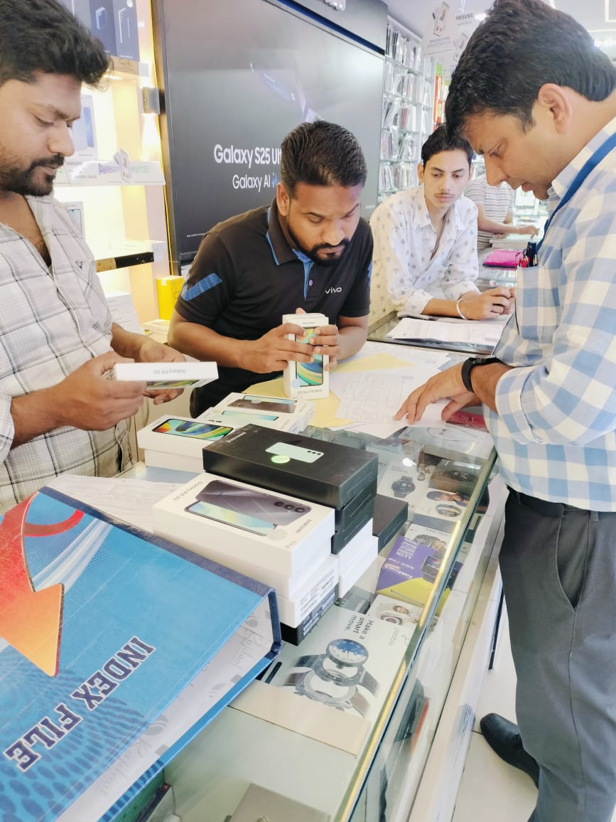 छापेमारी करते अधिकारी