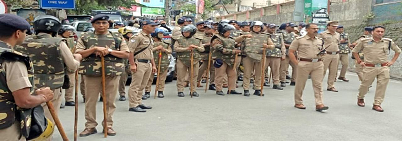 प्रदर्शन के दौरान एसएसपी व एसपी की मौजूदगी में मुस्तैद पुलिस का हुजूम।