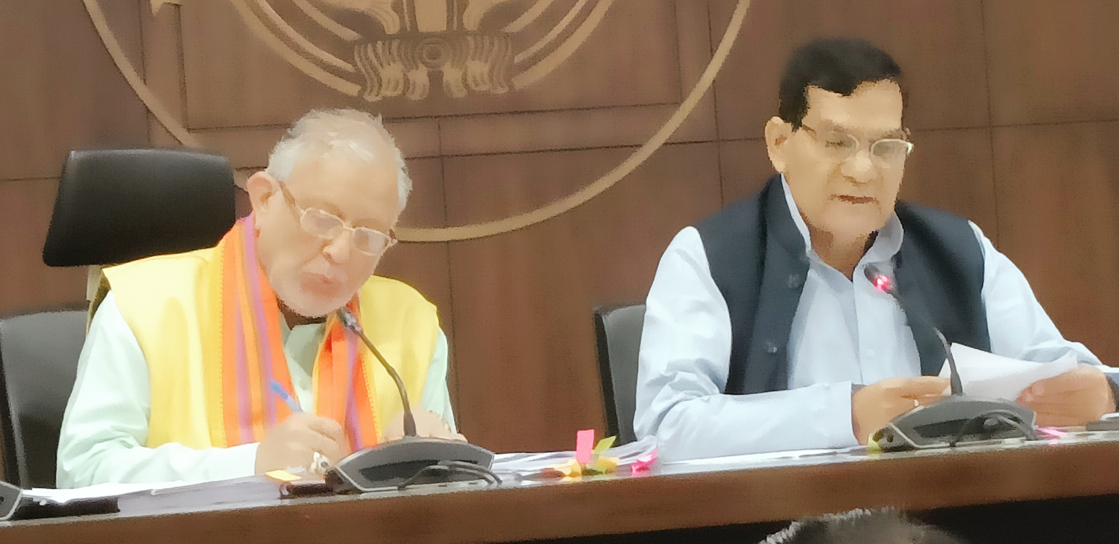 जानकारी देते मंत्री सुरेश खन्ना और एके शर्मा जानकारी देते मंत्री सुरेश खन्ना और एके शर्मा