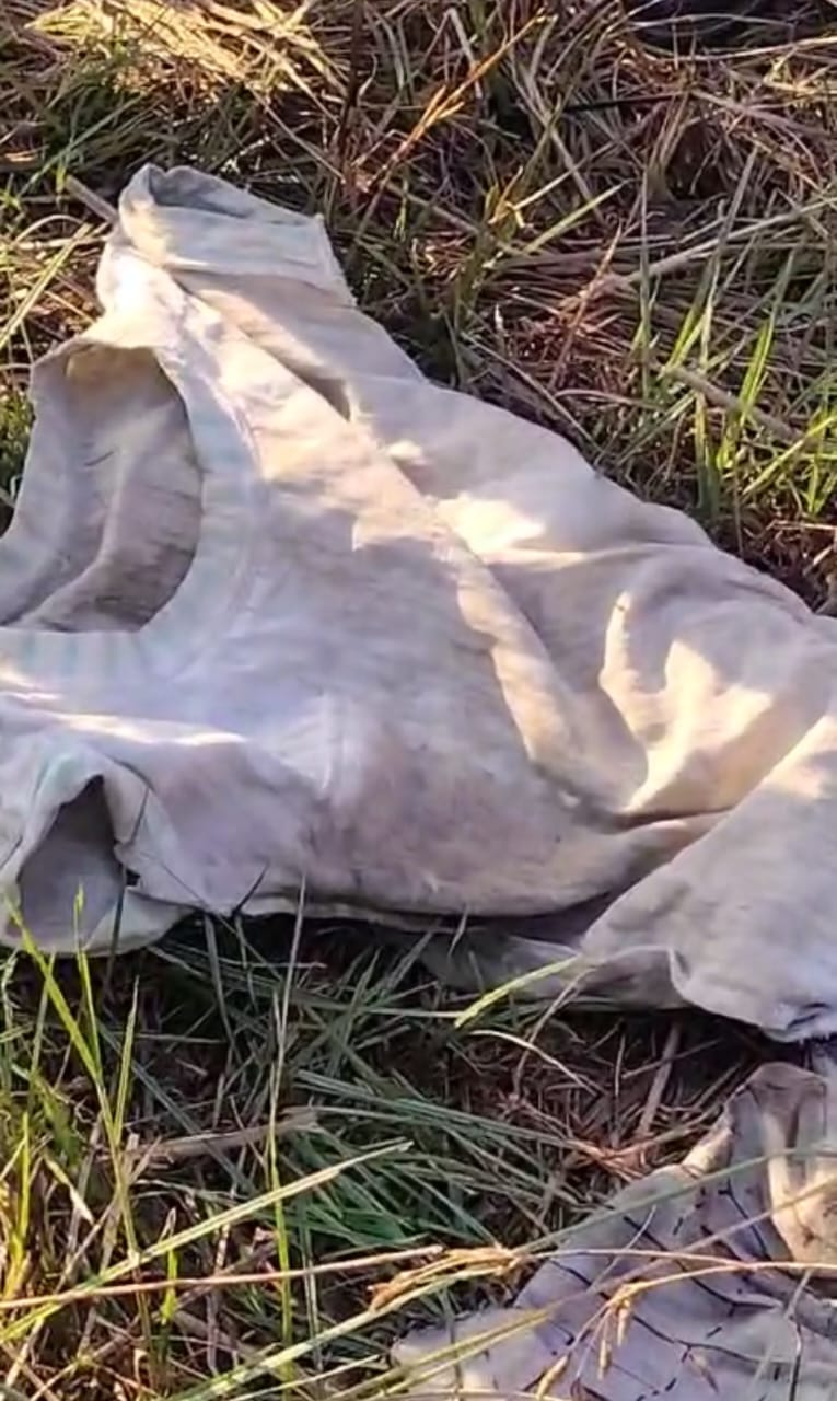 घटनास्थल से बरामद लड़की के कपड़े घटनास्थल से बरामद लड़की के कपड़े