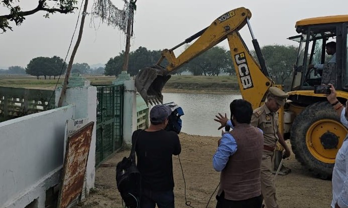 श्रावस्ती में मदरसा जमींदोज करता राजस्व विभाग का बुलडोजर (फोटो) श्रावस्ती में मदरसा जमींदोज करता राजस्व विभाग का बुलडोजर (फोटो)
