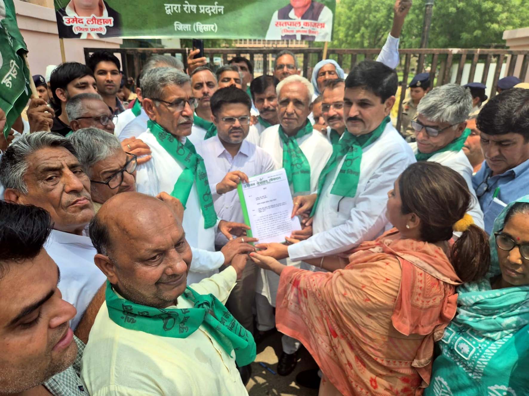 नायब तहसीलदार को ज्ञापन सौंपते इनेलो राष्ट्रीय संगठन सचिव उमेद लोहान व अन्य पदाधिकारी। नायब तहसीलदार को ज्ञापन सौंपते इनेलो राष्ट्रीय संगठन सचिव उमेद लोहान व अन्य पदाधिकारी।