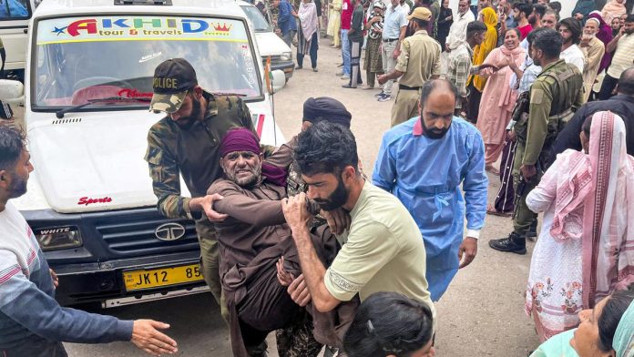 (अपडेट) पुंछ में खाई में गिरी बस, एक सैनिक सहित चार यात्रियों की मौत, 44 अन्य घायल (अपडेट) पुंछ में खाई में गिरी बस, एक सैनिक सहित चार यात्रियों की मौत, 44 अन्य घायल