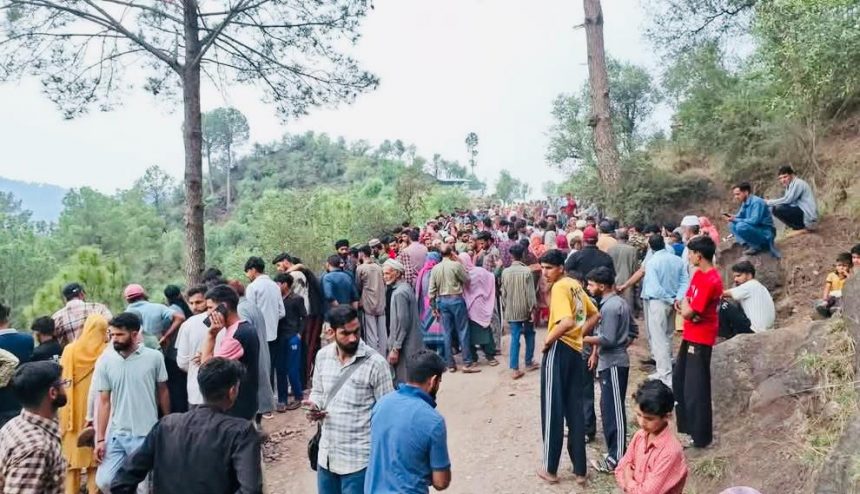 पुंछः गहरी खाई में गिरी बस, तीन की मौत, 43 घायल पुंछः गहरी खाई में गिरी बस, तीन की मौत, 43 घायल