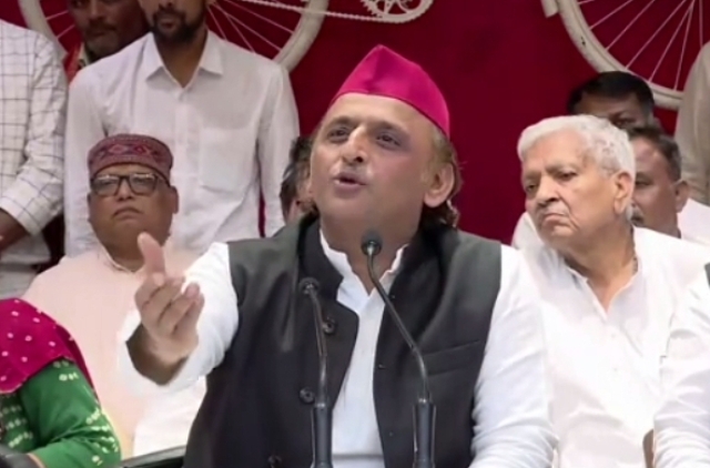 पत्रकारों के प्रश्नों का उत्तर देते अखिलेश यादव (वीडियो से लगी गयी फोटो) पत्रकारों के प्रश्नों का उत्तर देते अखिलेश यादव (वीडियो से लगी गयी फोटो)