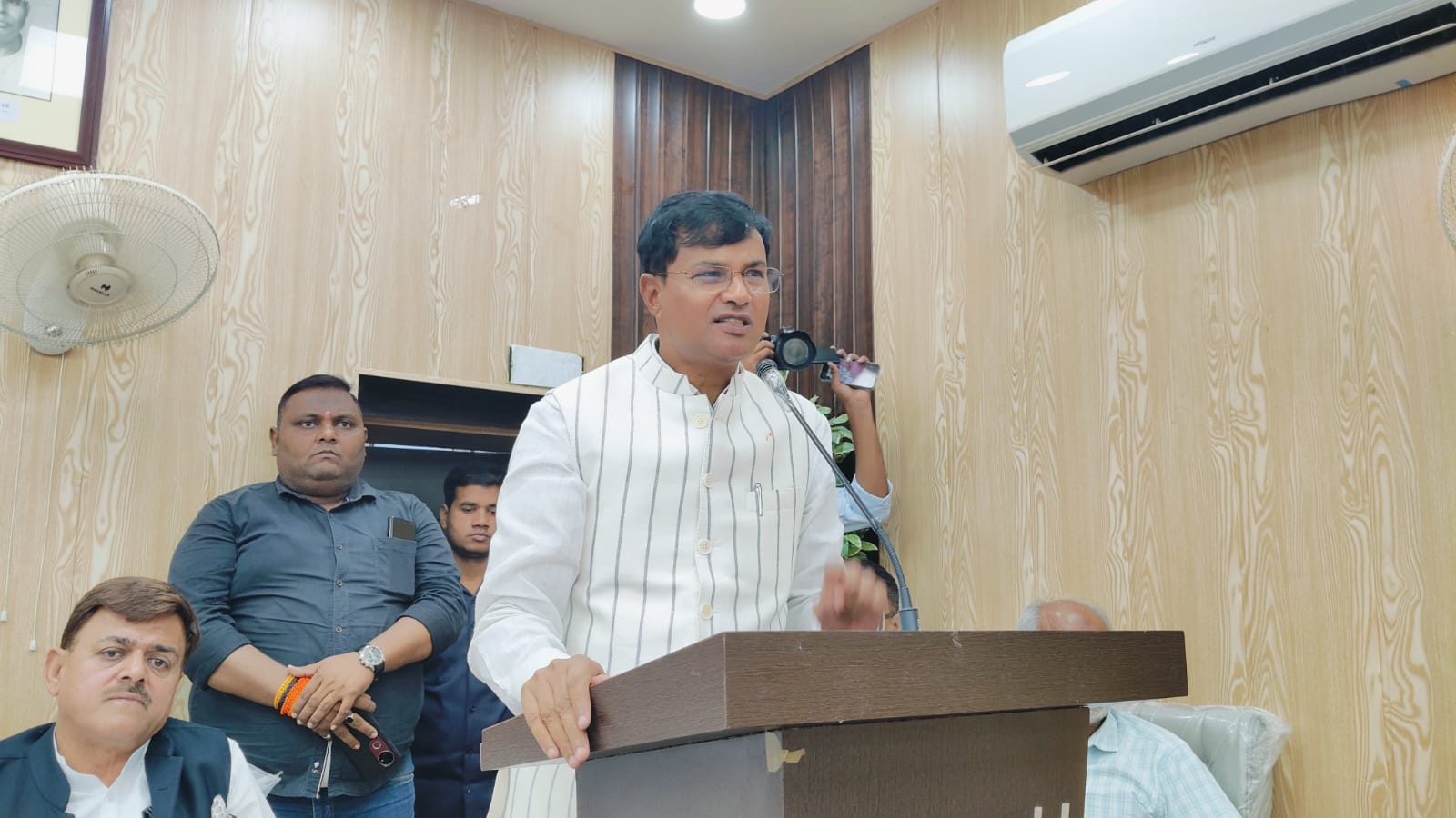 मुस्लिम समुदाय को वक्फ बोर्ड द्वारा पूरी तरह लूटा गया है: पवन सिंह मुस्लिम समुदाय को वक्फ बोर्ड द्वारा पूरी तरह लूटा गया है: पवन सिंह