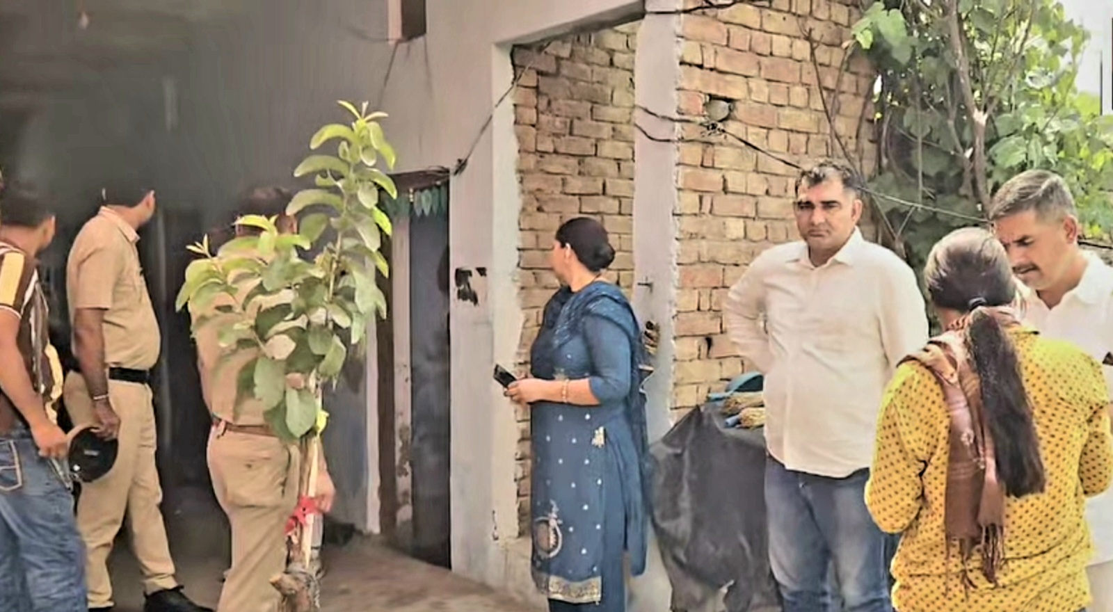 घटना स्थल का निरीक्षण करती फोरेंसिक एक्सपर्ट टीम व पुलिस। घटना स्थल का निरीक्षण करती फोरेंसिक एक्सपर्ट टीम व पुलिस।