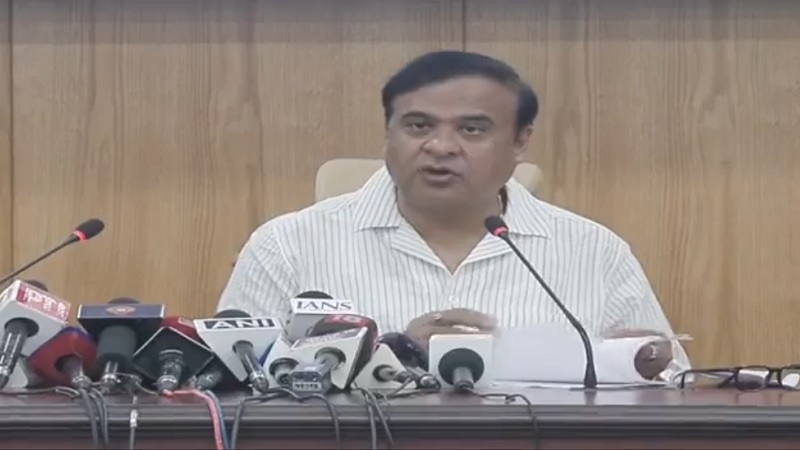 गुवाहाटीः लोक सेभा भवन में कैबिनेट निर्णय के संबंध में संवाददाता सम्मेलन को संबोधित करते मुख्यमंत्री डॉ. हिमंत बिस्व सरमा। गुवाहाटीः लोक सेभा भवन में कैबिनेट निर्णय के संबंध में संवाददाता सम्मेलन को संबोधित करते मुख्यमंत्री डॉ. हिमंत बिस्व सरमा।