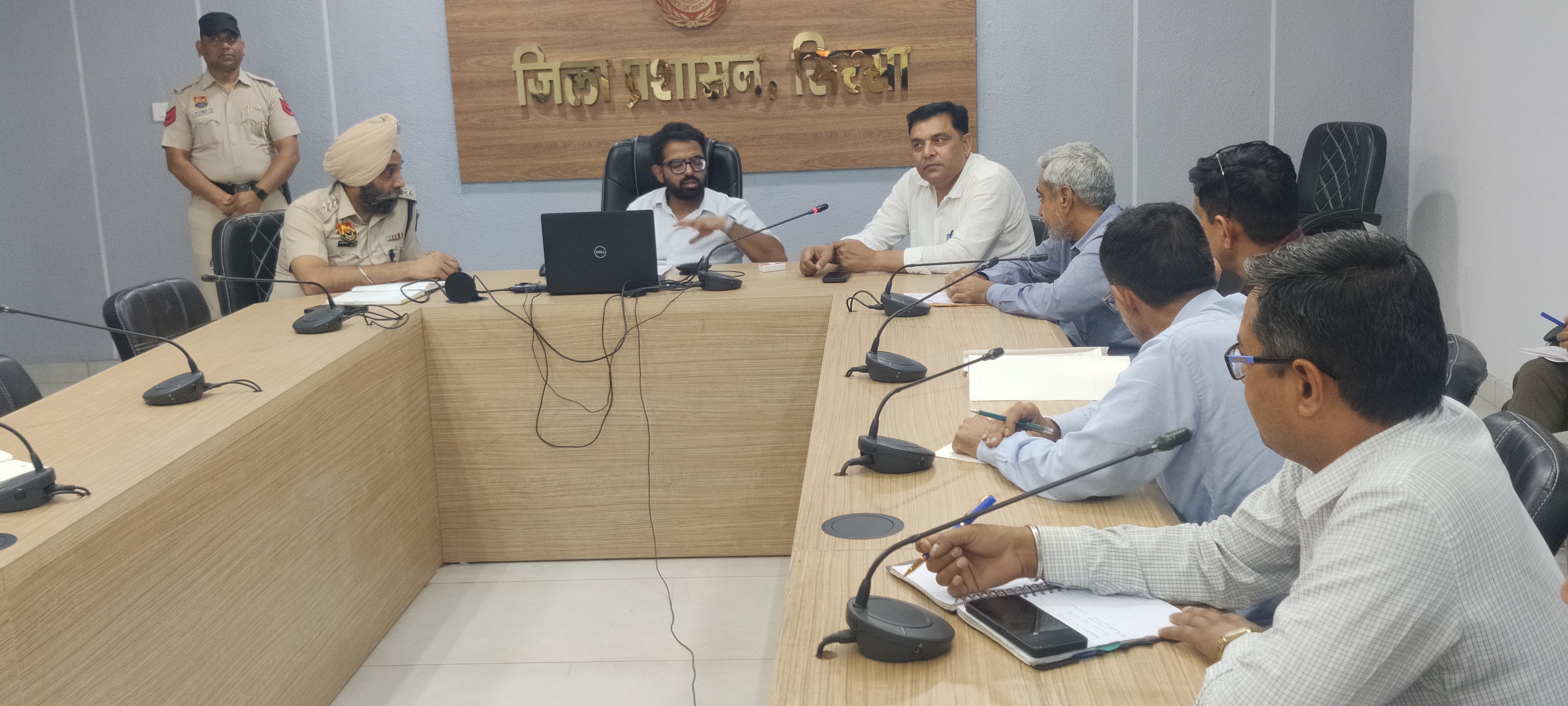 मॉक ड्रिल को लेकर अधिकारियों के साथ बैठक करते एडीसी। मॉक ड्रिल को लेकर अधिकारियों के साथ बैठक करते एडीसी।