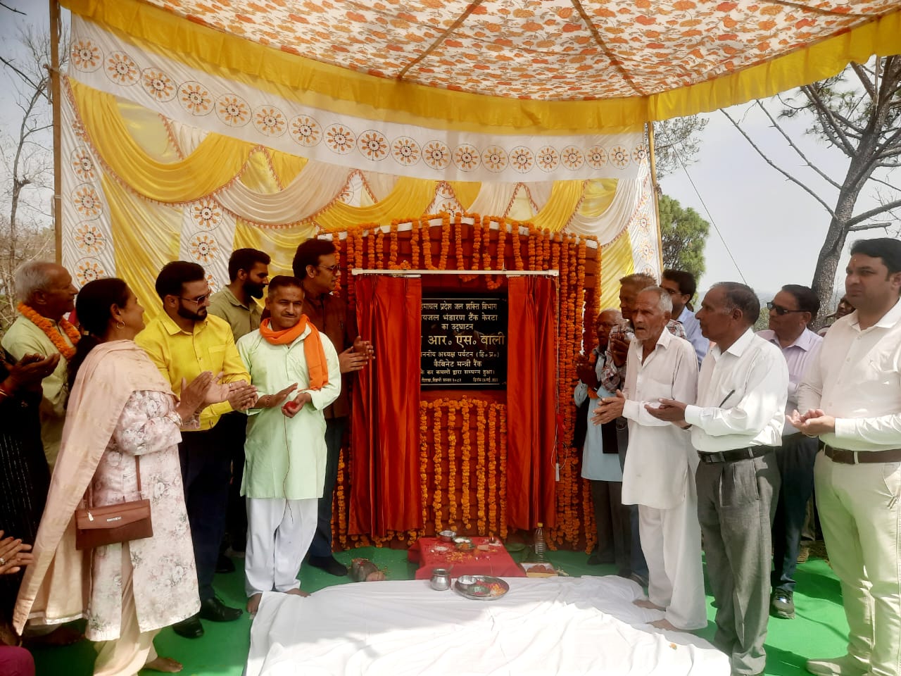 पेयजल भंडारण टैंक का उद्धघाटन करते हुए आरएस बाली। पेयजल भंडारण टैंक का उद्धघाटन करते हुए आरएस बाली।