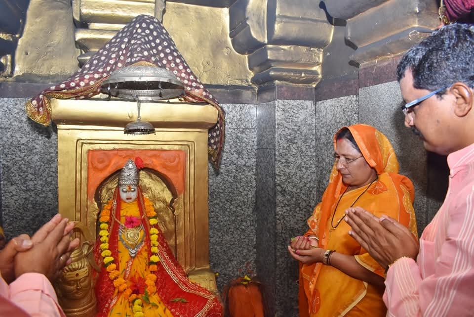 मां नर्मदा की पूजा अर्चना करती मां नर्मदा की पूजा अर्चना करती