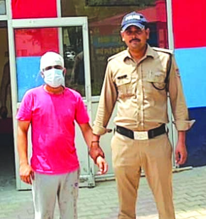 पुलिस गिरफ्त में आरोपित पुलिस गिरफ्त में आरोपित