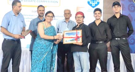 दीक्षांत इंटरनेशनल स्कूल में तेनजिंग सैंडू ने साझा किया जीवन-संघर्ष और तिब्बती संस्कृति का अनुभव दीक्षांत इंटरनेशनल स्कूल में तेनजिंग सैंडू ने साझा किया जीवन-संघर्ष और तिब्बती संस्कृति का अनुभव