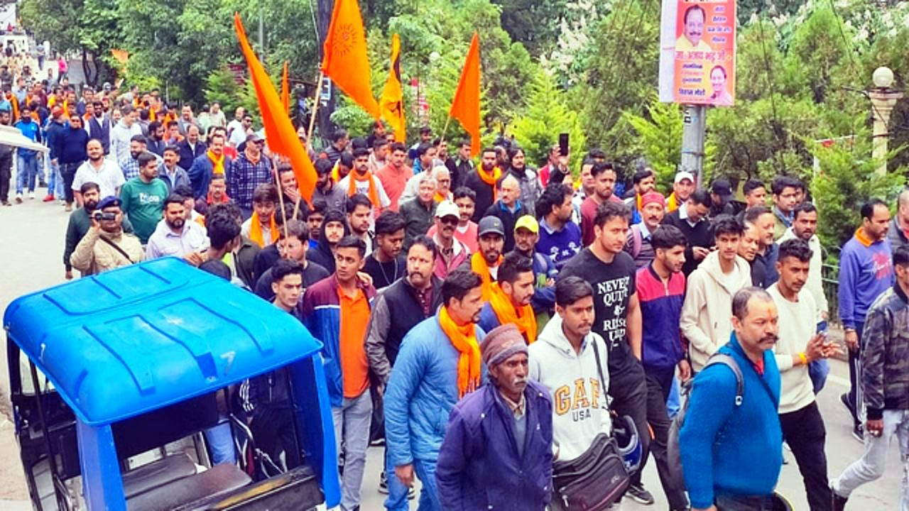 शांतिपूर्वक आगे बढ़ता प्रदर्शनकारियों का जुलूस। शांतिपूर्वक आगे बढ़ता प्रदर्शनकारियों का जुलूस।