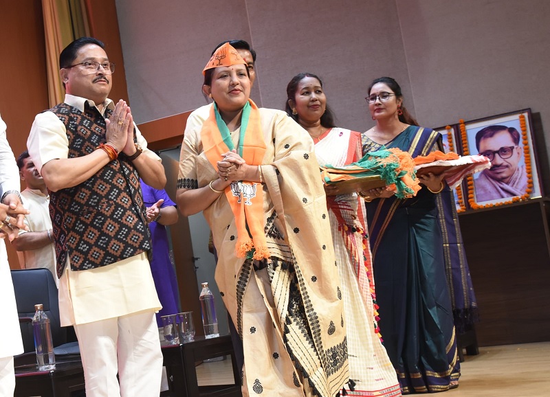 गुवाहाटीः प्रदेश भाजपा मुख्यालय में पार्टी में शामिल हुई एक महिला कार्यकरत्री का आभार ज्ञापित करते प्रदेश अध्यक्ष दिलीप सैकिया गुवाहाटीः प्रदेश भाजपा मुख्यालय में पार्टी में शामिल हुई एक महिला कार्यकरत्री का आभार ज्ञापित करते प्रदेश अध्यक्ष दिलीप सैकिया