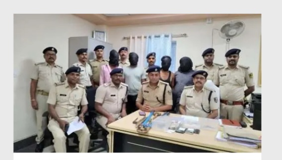 पुलिस अभिरक्षा में शातिर चोर पुलिस अभिरक्षा में शातिर चोर