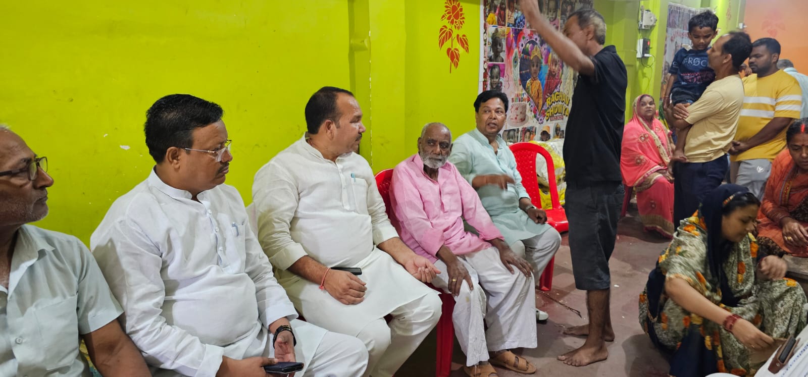मृतक के परिजन से मिलता राजद प्रतिनिधिमंडल मृतक के परिजन से मिलता राजद प्रतिनिधिमंडल