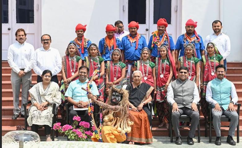 राज्यपाल आनंदीबेन पटेल कलाकारों के साथ राज्यपाल आनंदीबेन पटेल कलाकारों के साथ