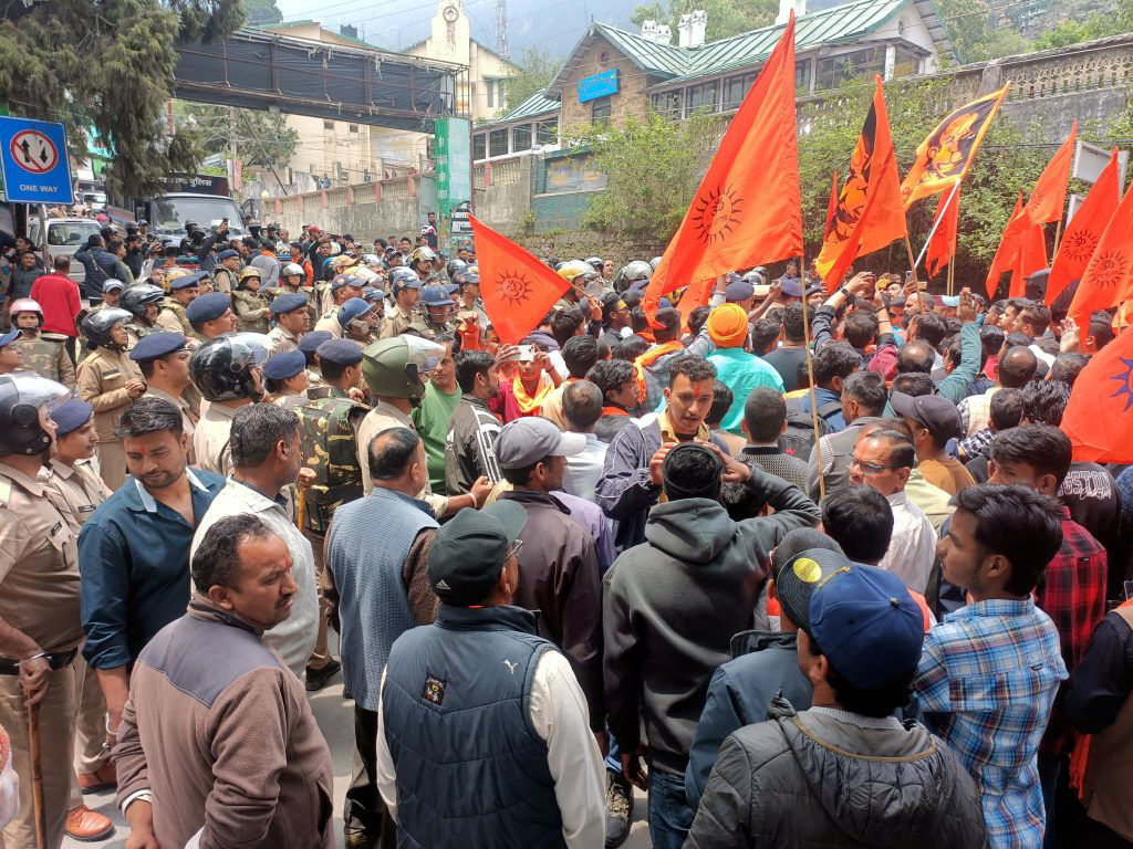 भारतीय स्टेट बैंक के पास आगे बढ़ने का प्रयास करते प्रदर्शनकारी।