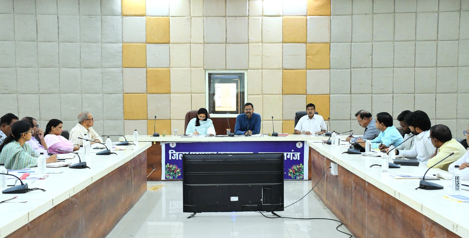समीक्षा बैठक लेते कलेक्टर समीक्षा बैठक लेते कलेक्टर