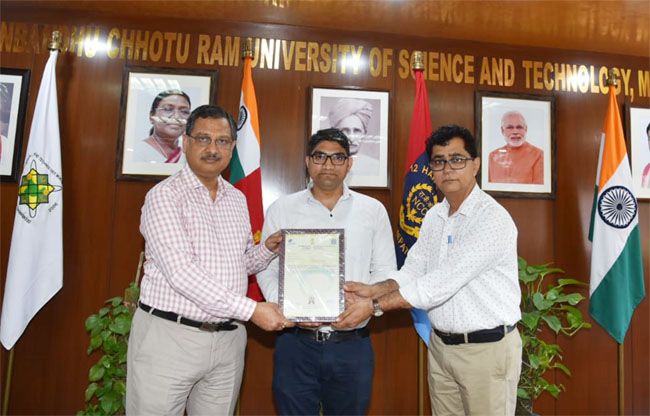 सोनीपत:डीसीआरयूएसटी के शोधार्थी मुकेश कुमार को भारत सरकार से मिला पेटेंट दिखाते हुए सोनीपत:डीसीआरयूएसटी के शोधार्थी मुकेश कुमार को भारत सरकार से मिला पेटेंट दिखाते हुए