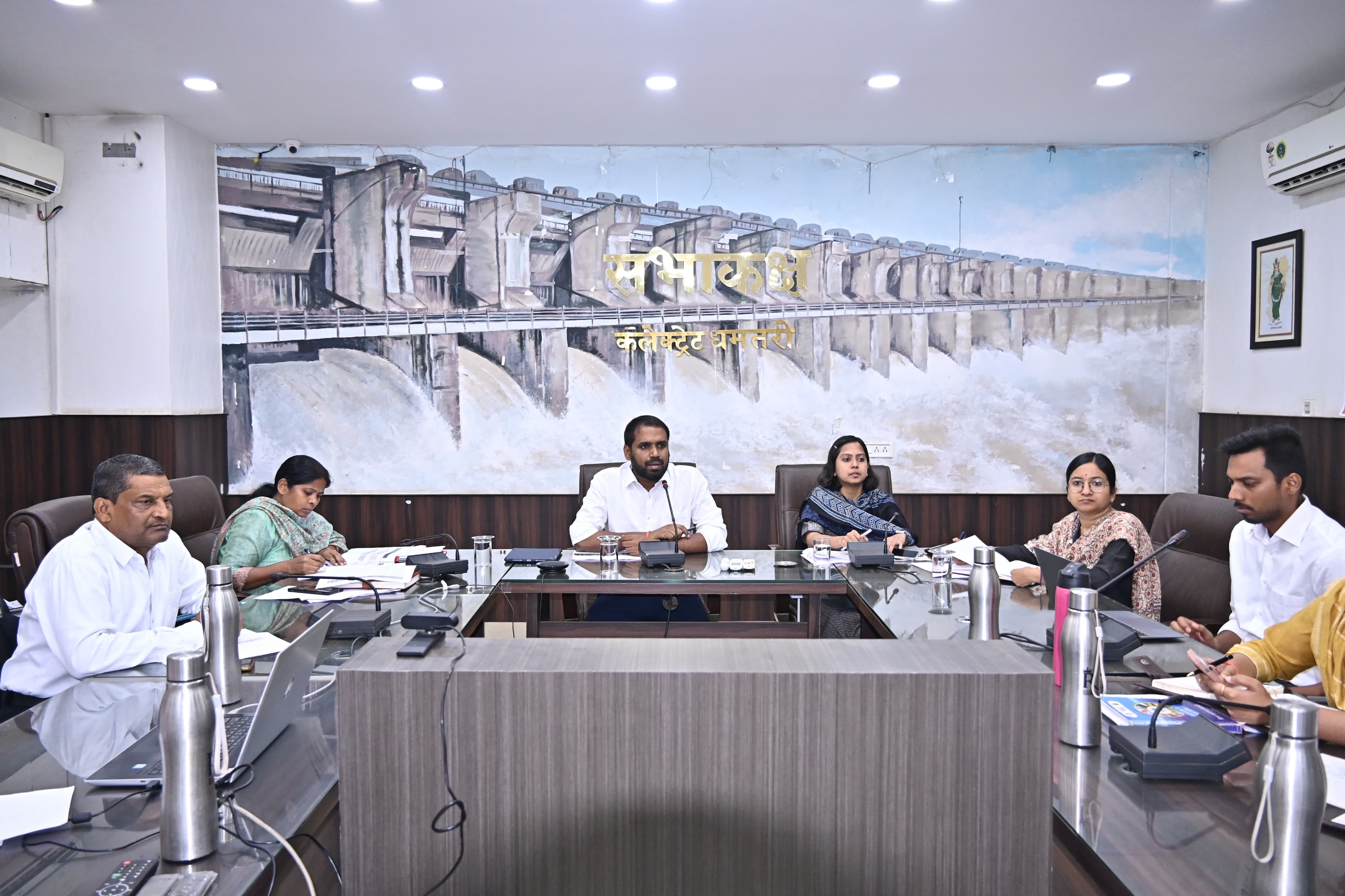 बैठक लेते हुए कलेक्टर अबिनाश मिश्रा व अन्य अधिकारी उपस्थित। बैठक लेते हुए कलेक्टर अबिनाश मिश्रा व अन्य अधिकारी उपस्थित।