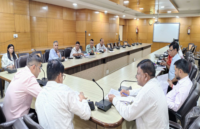 अधिकारियों की बैठक लेते एडीसी डॉ आनंद कुमार शर्मा। अधिकारियों की बैठक लेते एडीसी डॉ आनंद कुमार शर्मा।