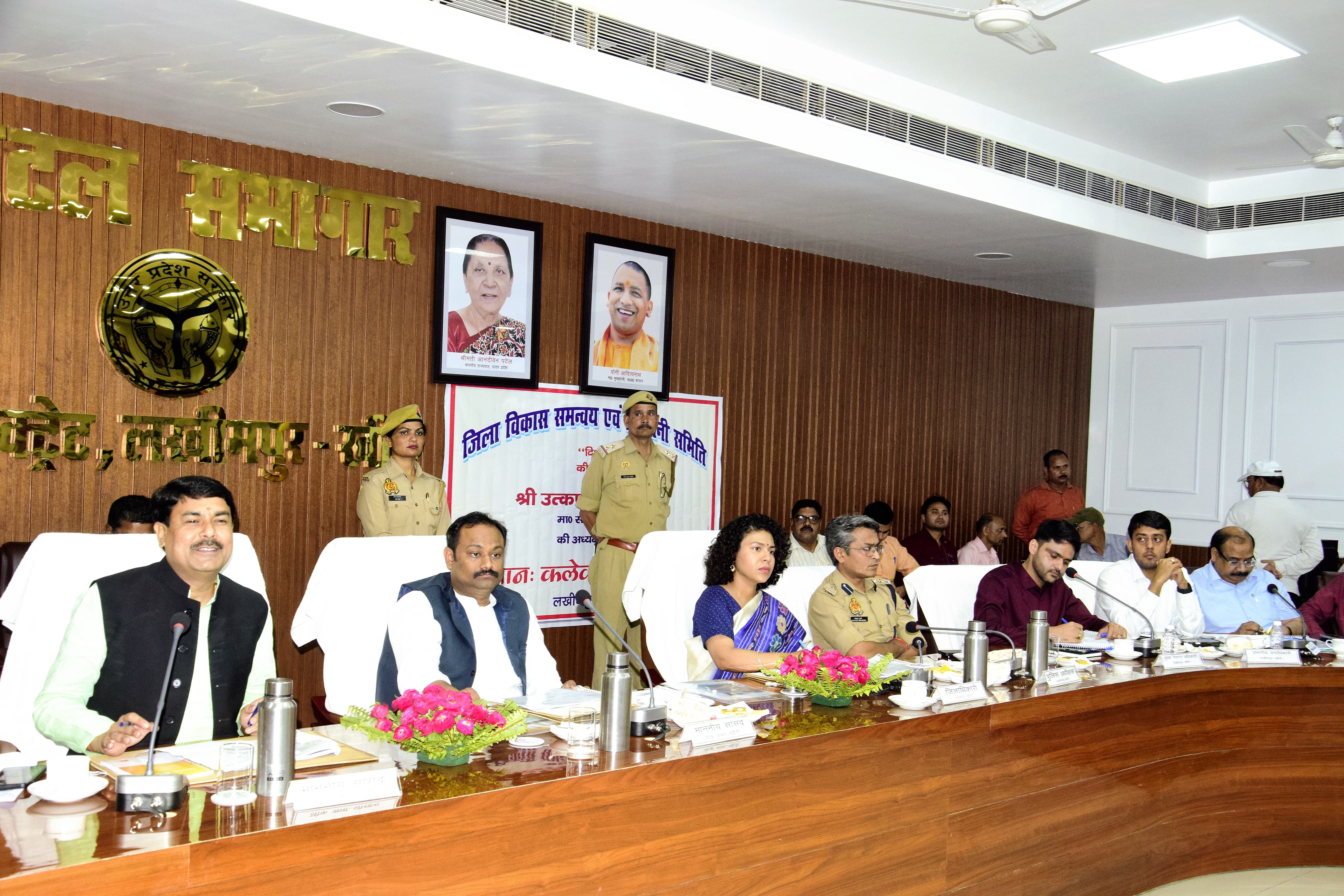 दिशा की बैठक में जिला स्तरीय अधिकारियों के साथ मौजूद खीरी सपा सांसद उत्कर्ष वर्मा व धौरहरा सांसद आनंद भदौरिया दिशा की बैठक में जिला स्तरीय अधिकारियों के साथ मौजूद खीरी सपा सांसद उत्कर्ष वर्मा व धौरहरा सांसद आनंद भदौरिया